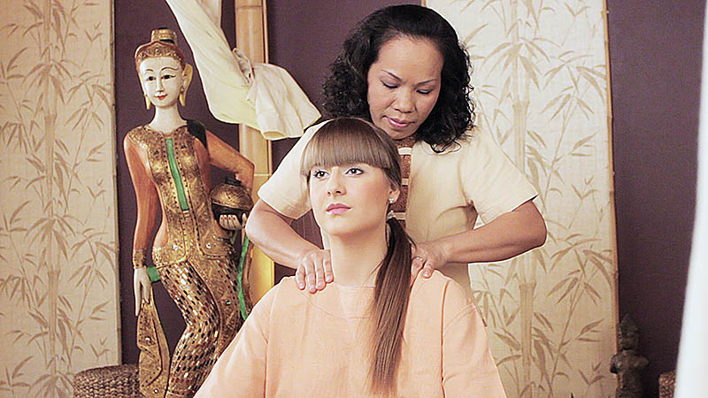 Masaż tajski gorącym olejkiem kokosowym